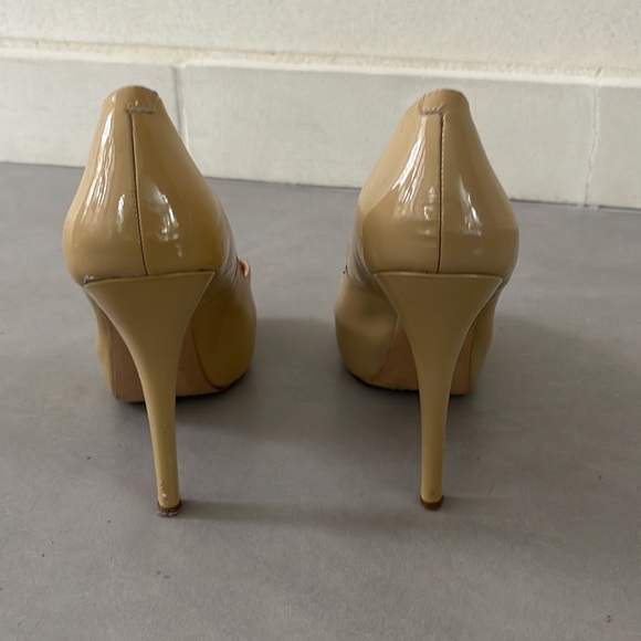 Vince Camuto tan patent leather platform heels - Picture 3 of 4